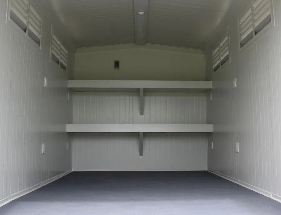 Interior de la bodega móvil BARIBOX con repisas y ventanas louver
